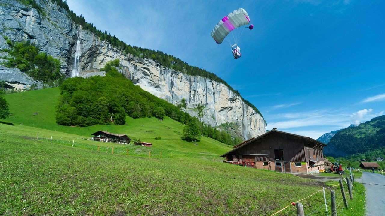 Paragliding in Switzerland: Fly Over the Alps Safely