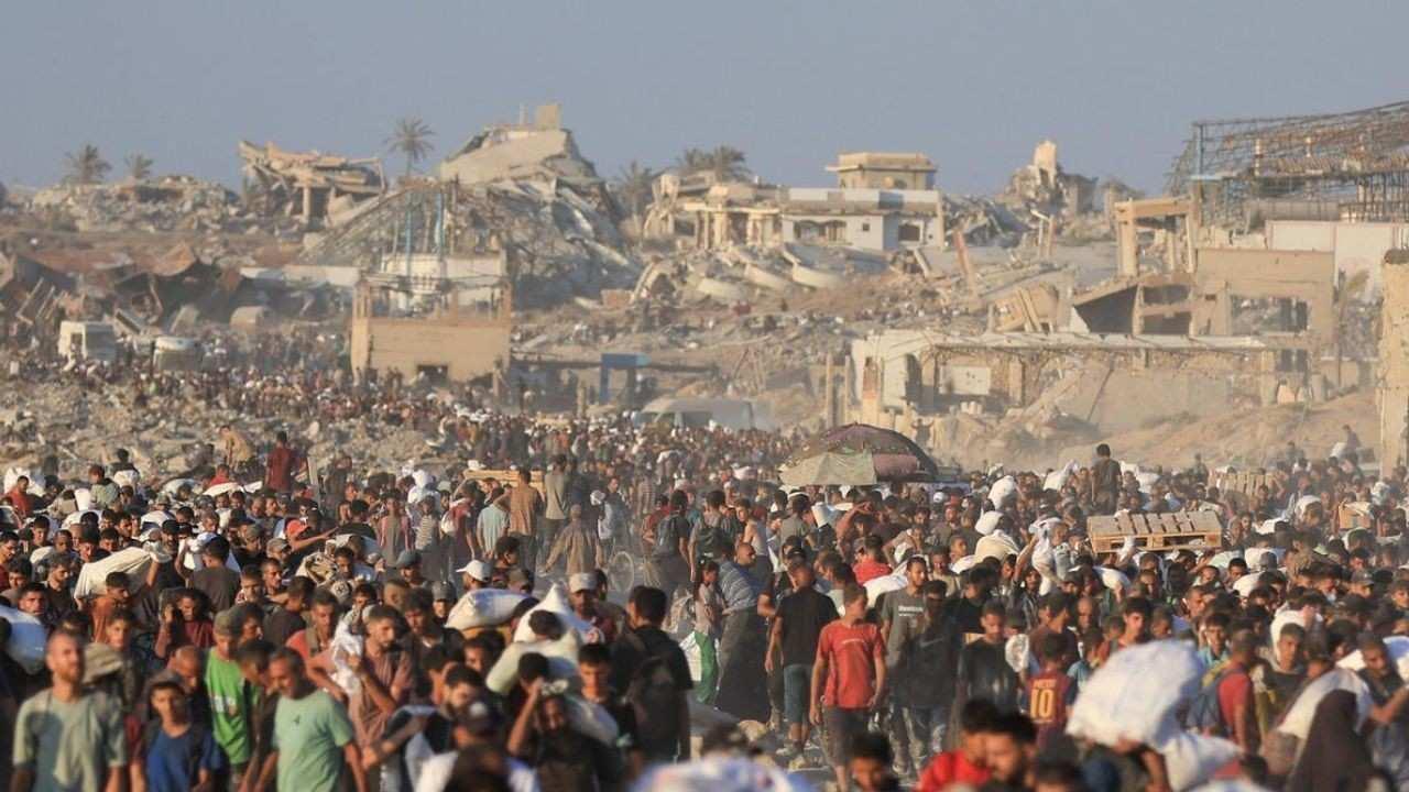 Israeli Fire Kills 30 Palestinians Waiting for Gaza Aid