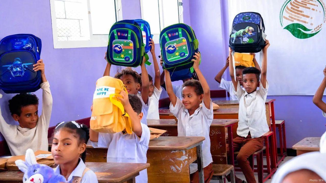 Saudi KSrelief Provides School Bags & Supplies To Yemeni Children