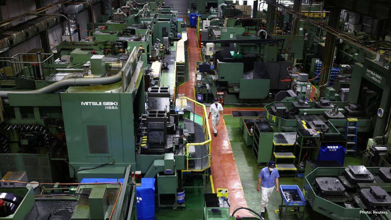 Japan’s Economy Weakens as Factories and Retail Sales Decline