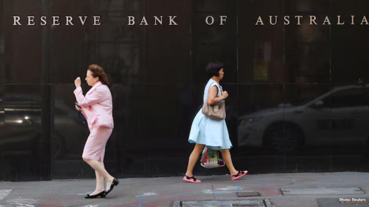 Australia’s Central Bank Holds Interest Rates, Stays Cautious on Inflation