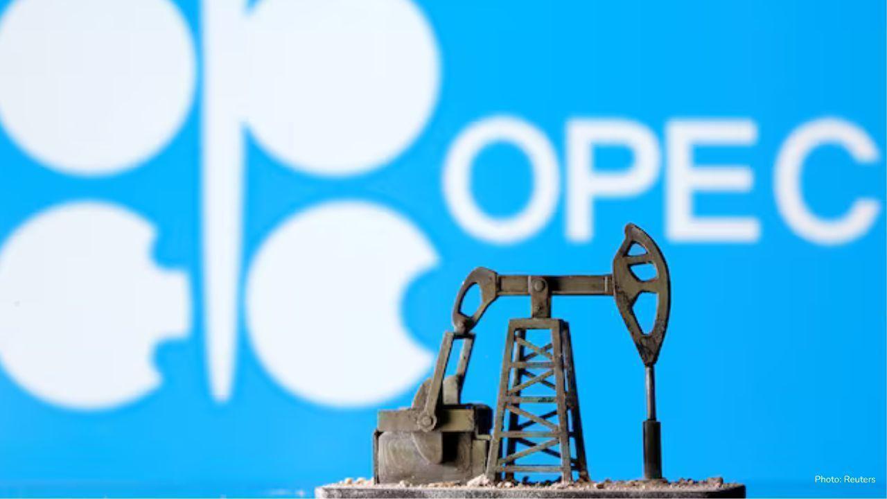 Oil Prices Steady as OPEC+ Plans Output Hike and U.S. Shutdown Weighs on Markets