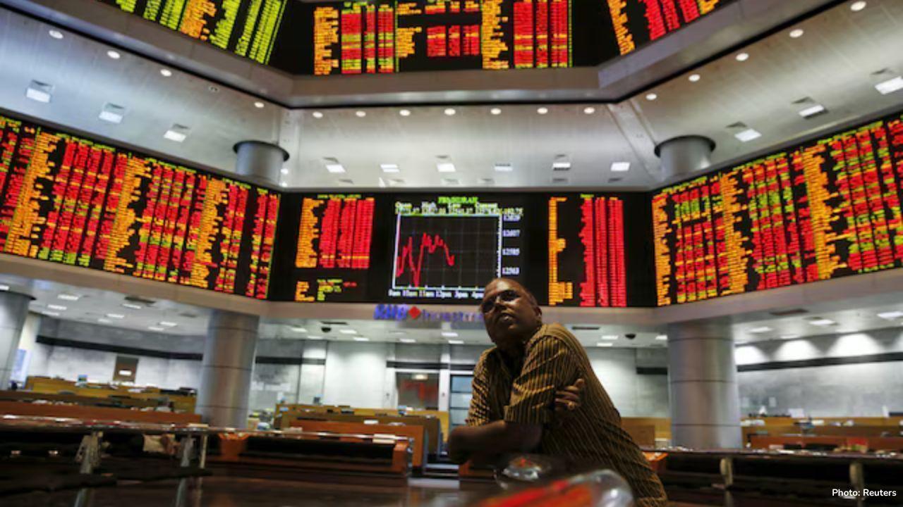 Tech Stocks Lead Asia Rally as Gold Nears Record High on Fed Rate Cut Bets