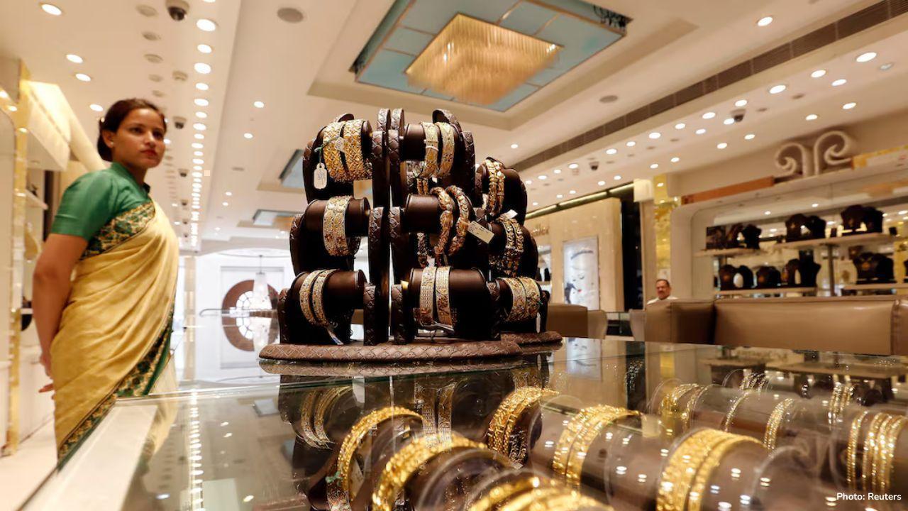 Gold Hovers Near Record High as U.S. Rate-Cut Bets and Government Shutdown Stir Markets