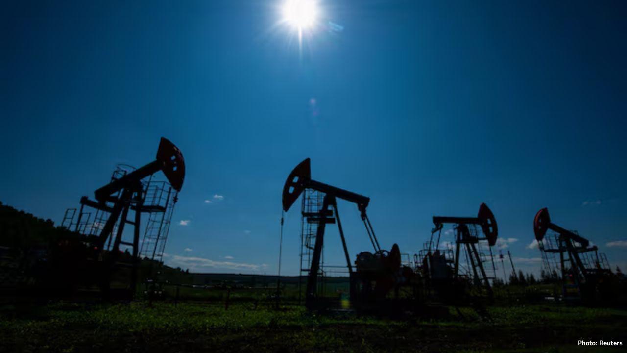 Oil Rises on Russia Sanctions Fears After Three-Day Losing Streak