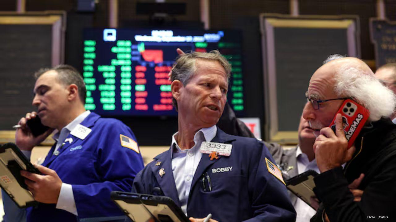 Global Stocks Pause as Experts Warn of Market Bubble Risks