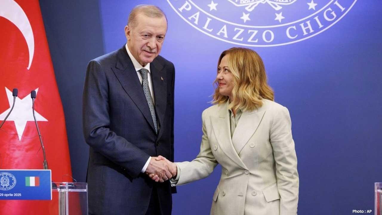 Erdogan Playfully Encourages Giorgia Meloni to Quit Smoking at Gaza Summit