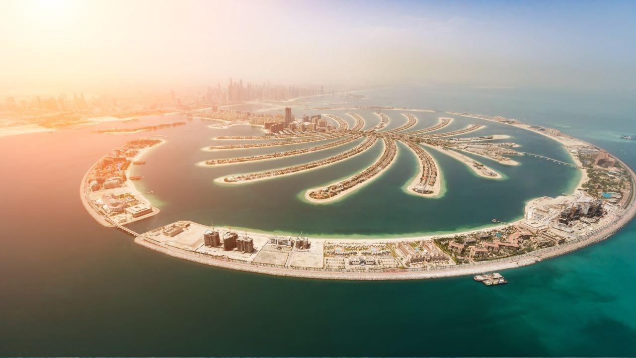 Discover Dubai: Thrilling Desert Safaris, Scenic Beaches, and Lively Urban Experiences