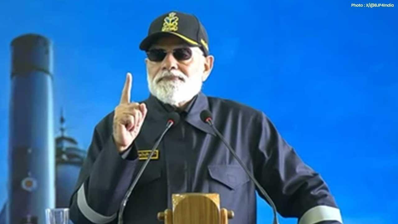 PM Modi Commemorates Deepavali Aboard INS Vikrant, Highlights National Achievements