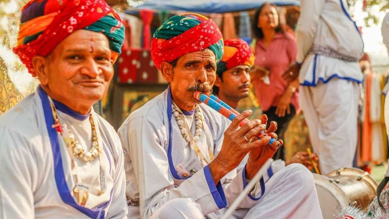 Folk Music: Cultural Roots and Enduring Melodies Folk Music: Cultural Roots and Enduring Melodies