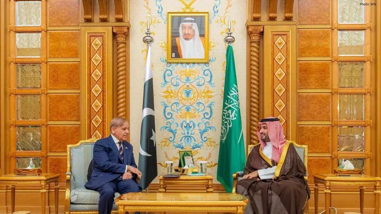 Saudi Crown Prince Meets Pakistan PM at FII9 in Riyadh Saudi Crown Prince Meets Pakistan PM at FII9 in Riyadh