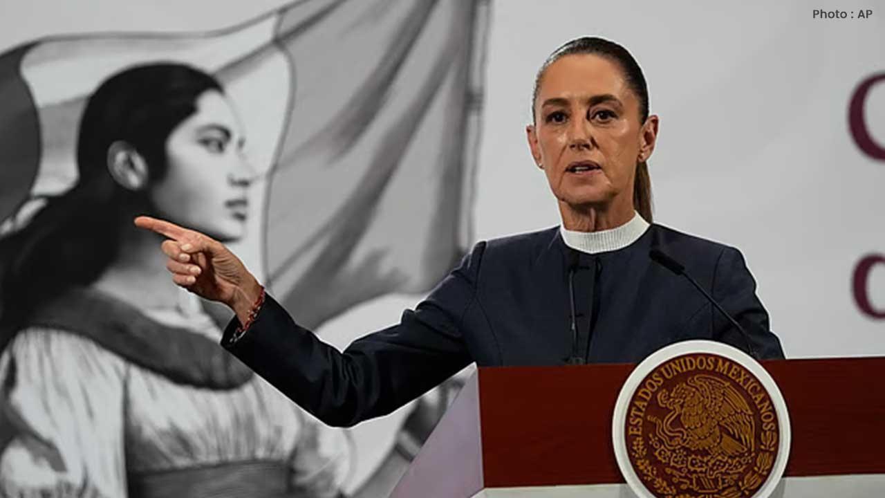 President Sheinbaum Briefly Harassed During Mexico City Appearance