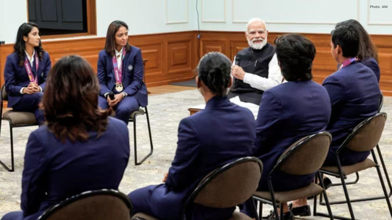 Harleen Kaur Deol Asks PM Modi About His 'Glow'; PM Points to Discipline and Blessings