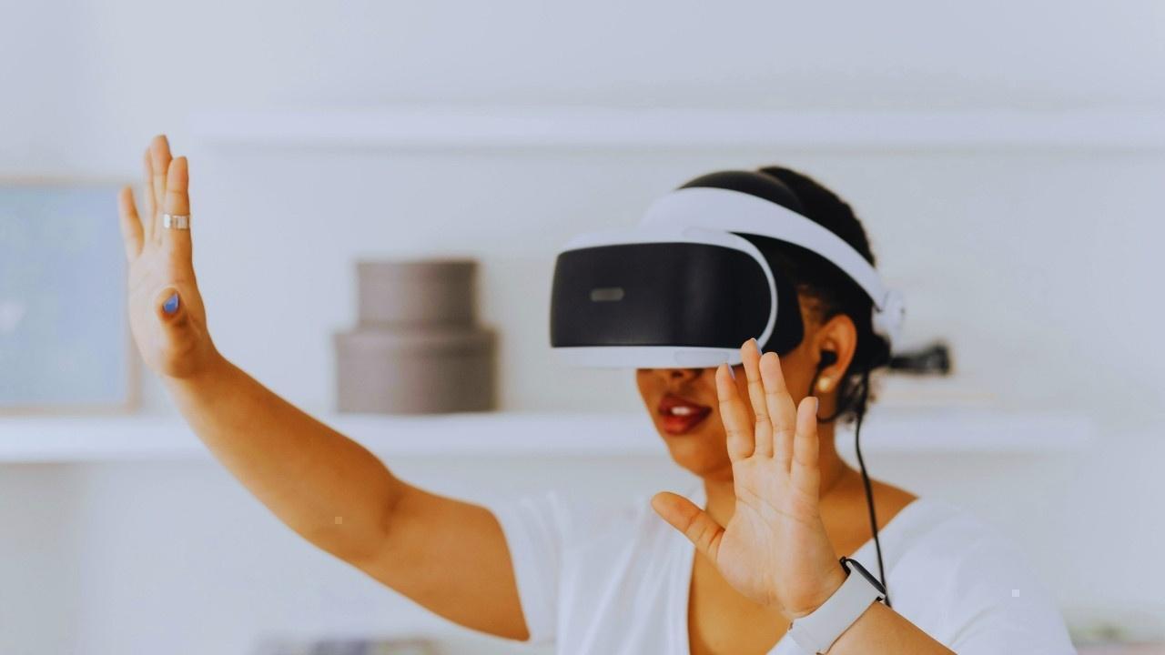 Transforming Trip Planning: The Impact of VR Travel Previews and Hybrid Experiences