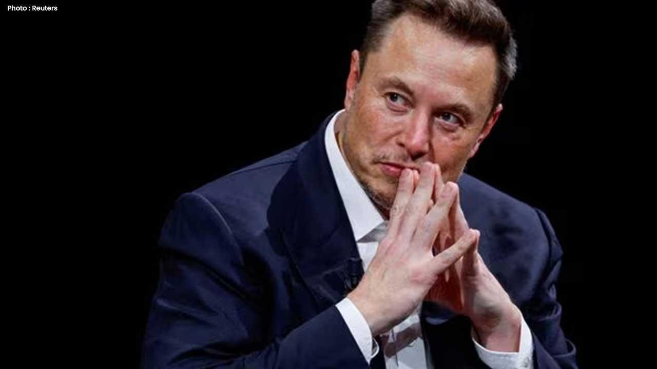 Tesla's FSD Averts High-Speed Collision