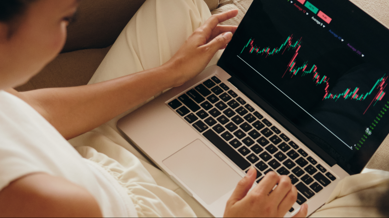 Developing a Resilient Mindset: Navigating Economic Downturns with Confidence