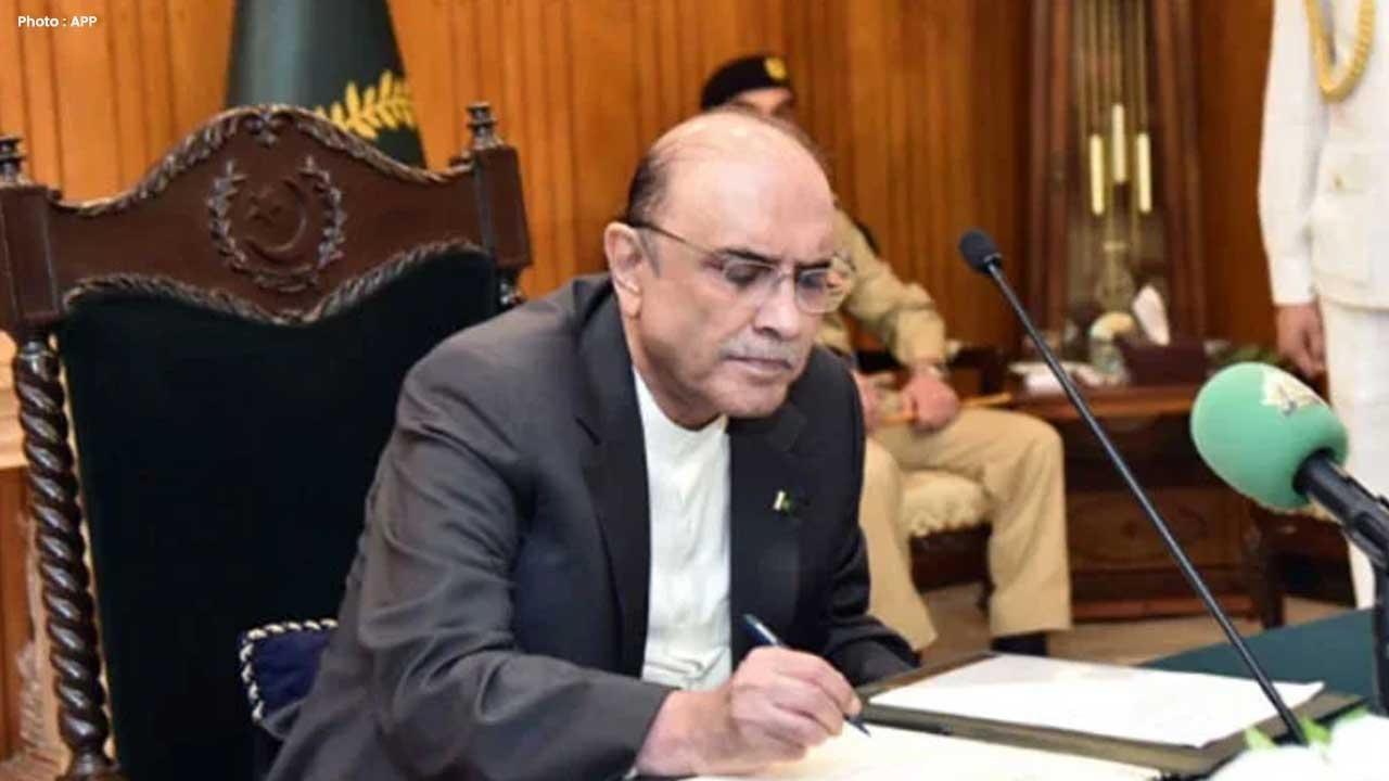 Pakistan's President Zardari Enacts 27th Constitutional Amendment