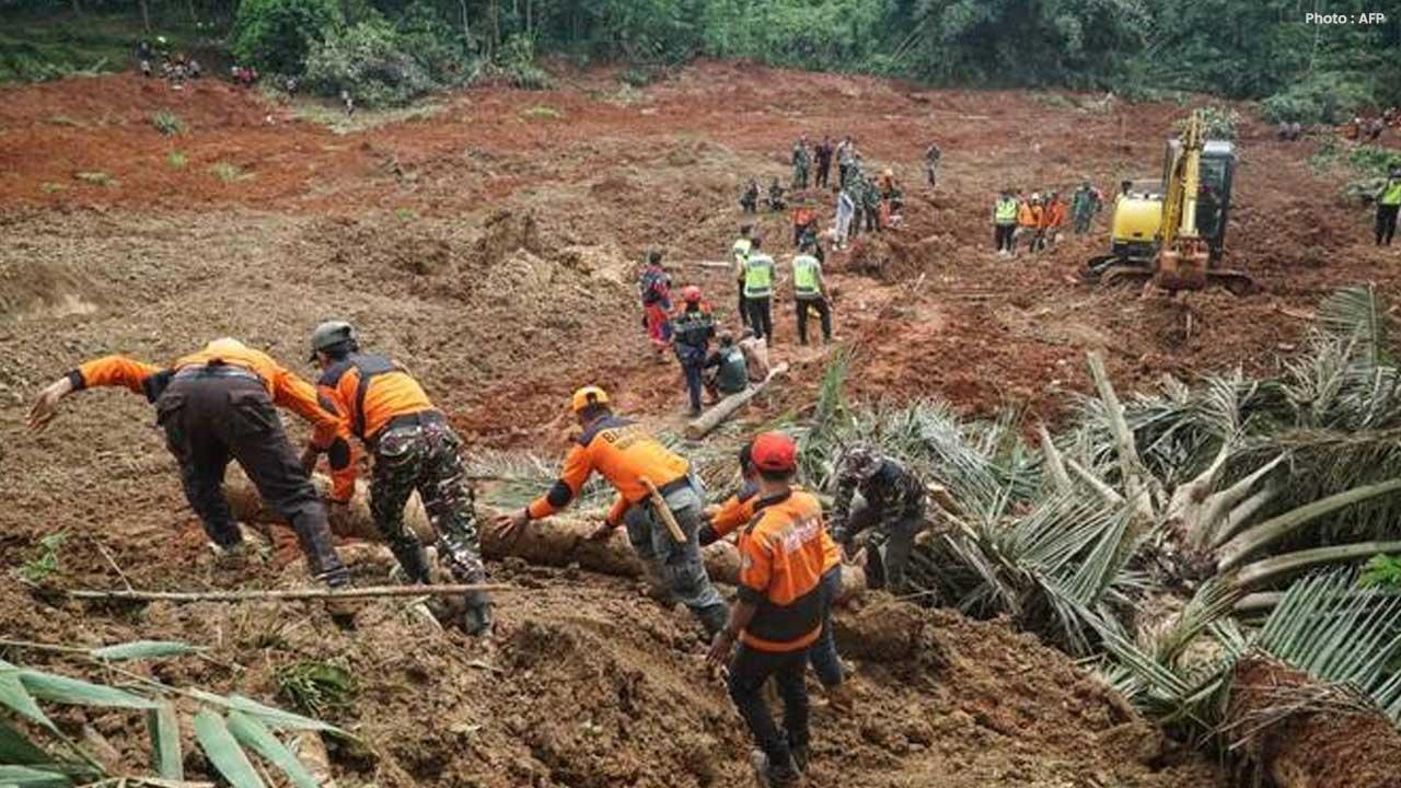 Landslide in Central Java, Indonesia: Six Dead, 17 Missing