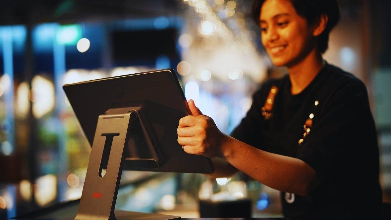 Emerging Restaurant Trends: Contactless Menus and AR Engagement