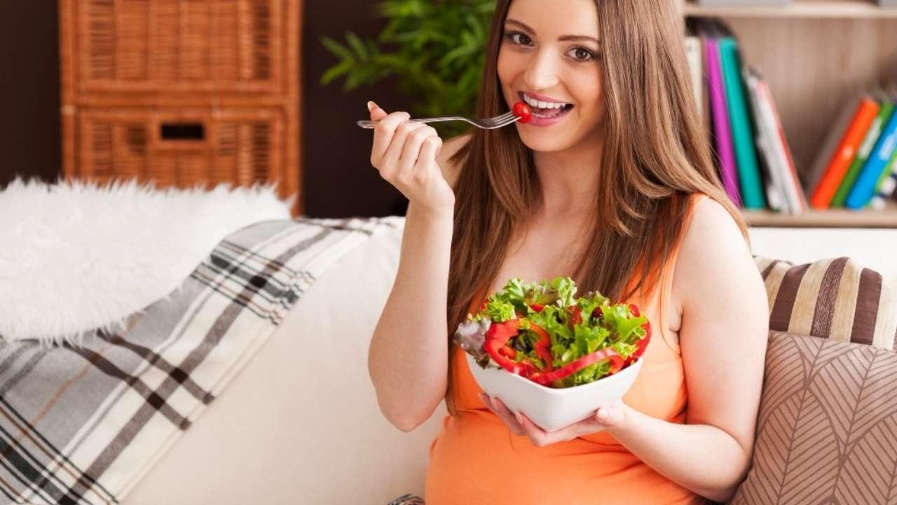 5 Essential Superfoods for Expecting Mothers and Babies
