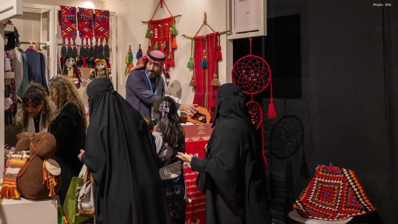 Saudi Artisan Abdulaziz Al-Zouman Showcases Sadu Weaving at Banan Festival