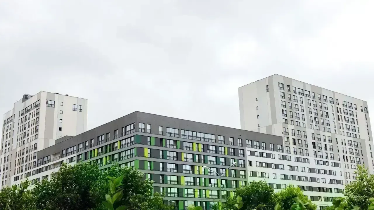 Indian Realty Shares Surge Following RBI Rate Cut Indications