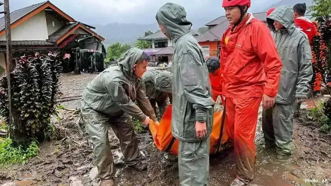 94 Lives Lost in Sumatra Floods, Families Desperate for Missing
