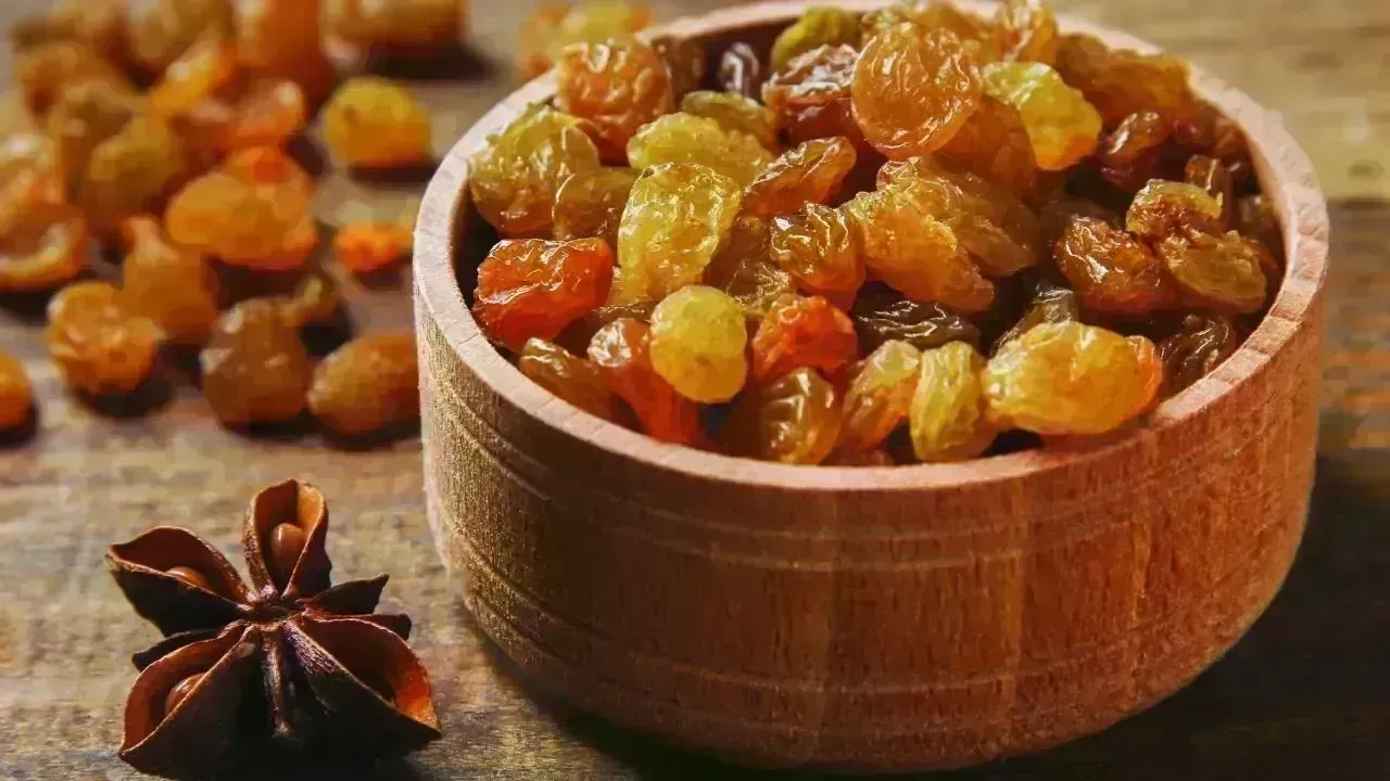 The Great Raisin Debate: Soaked or Dry for Digestive Health and Energy?