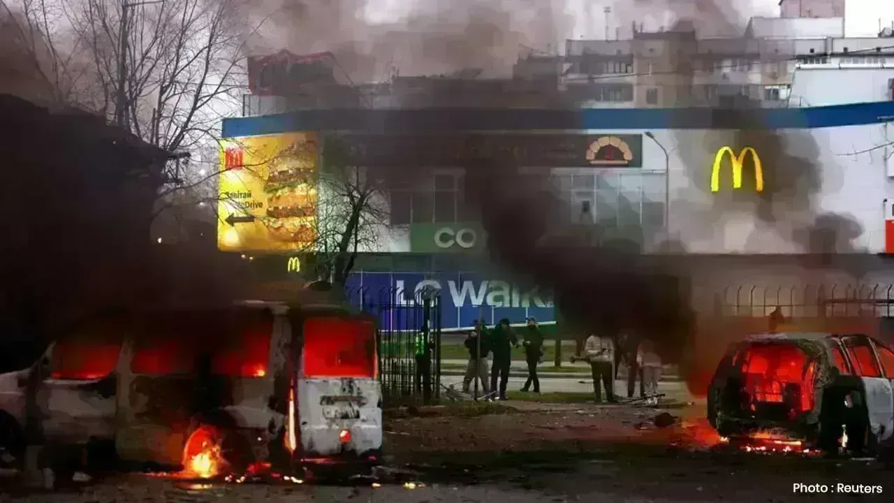 Kyiv Plunged into Darkness as Over 600,000 Face Power Outages After Russian Attacks