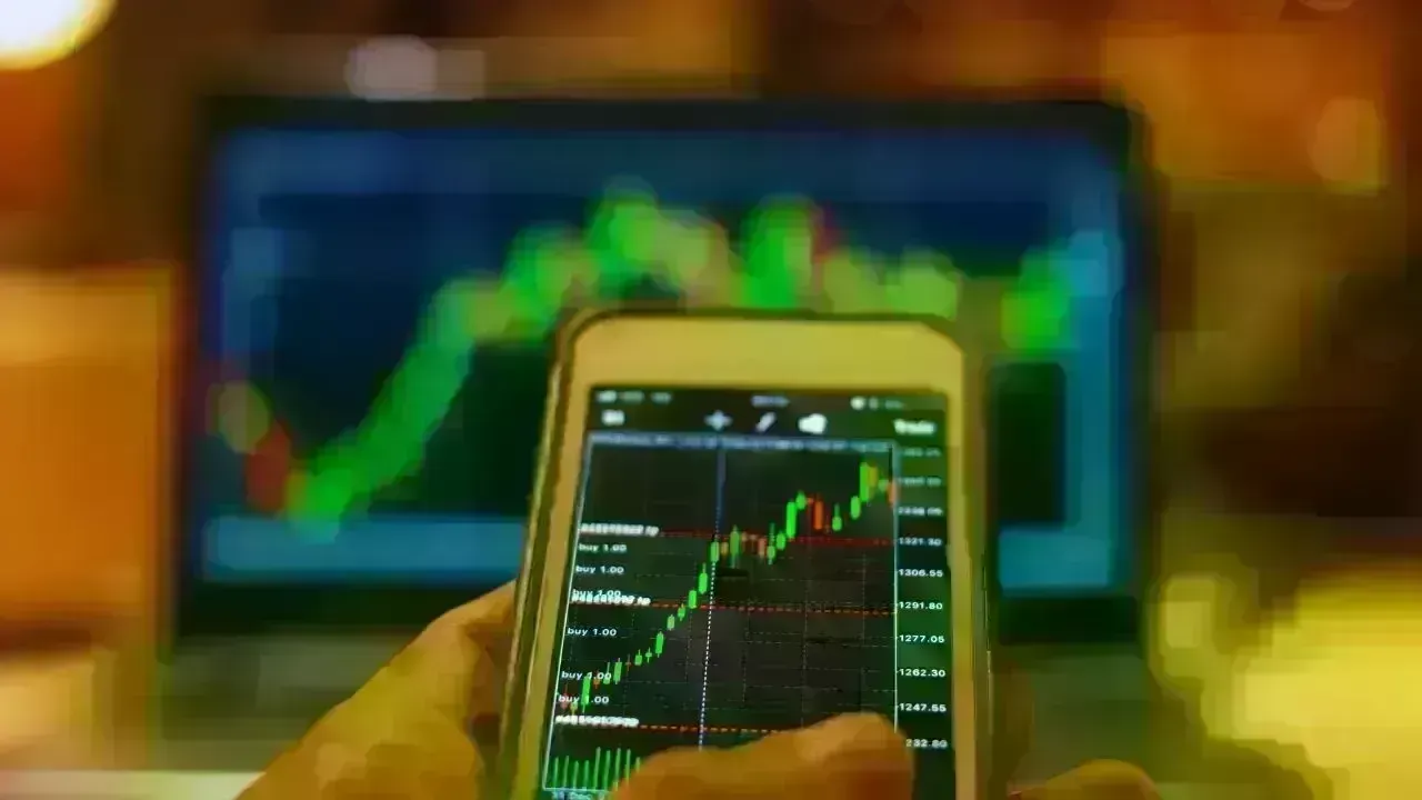 Navigating Economic Signals: The Dip in Forex Reserves and Surging Stock Markets