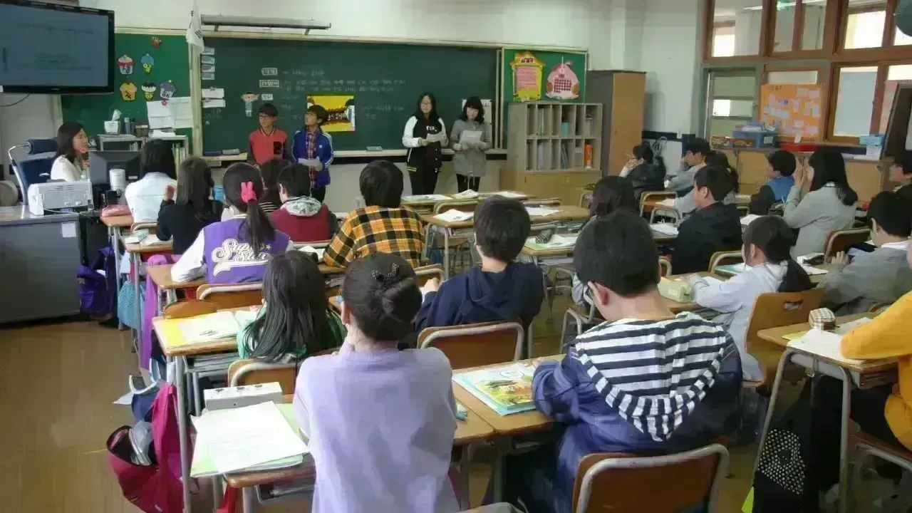 Parents in Singapore Favor Tougher Smartphone Regulations in Schools
