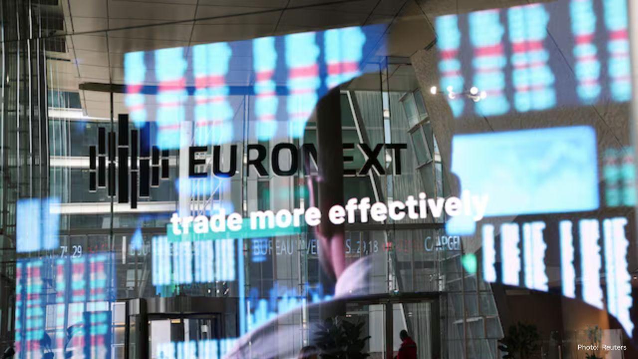 Dollar Gains Ground as Asian Economies Express Concerns