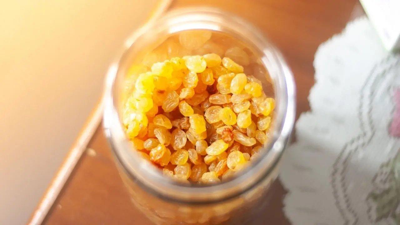 The Morning Ritual of Soaked Raisins: A Health Boost