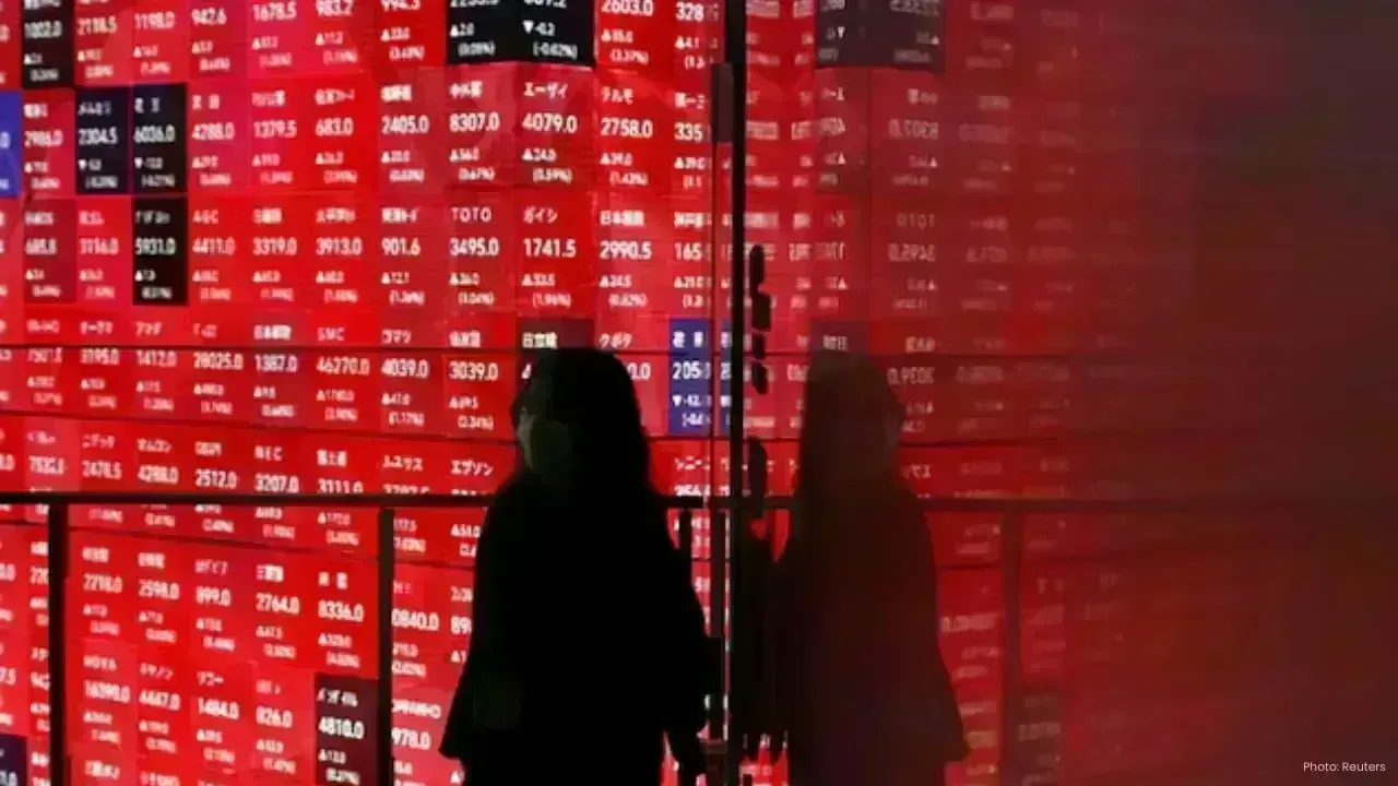 Asian Equities Climb as Dollar Weakens, Silver Surpasses $80 on Rate Cut Anticipation