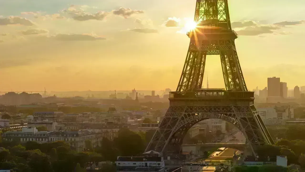 Explore Hotels with Stunning Views Near the Eiffel Tower | Paris Accommodation Guide