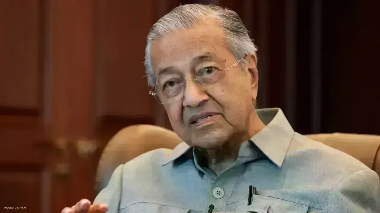Doctors Decide Against Surgery for Mahathir’s Hip Fracture at 100