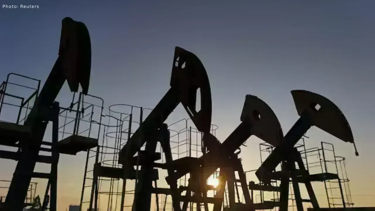 Oil Prices Hold Firm Amid Increased U.S. Fuel Stock and Venezuela Developments