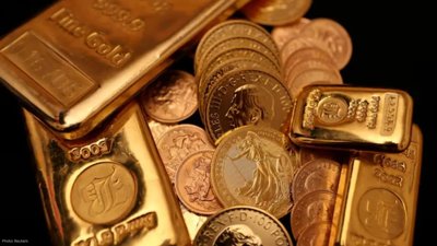 Gold Prices Decline Amid Strong Dollar and Futures Dynamics