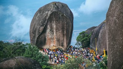 Annual Buddha Footprint Pilgrimage at Khao Khitchakut Draws Massive Crowds
