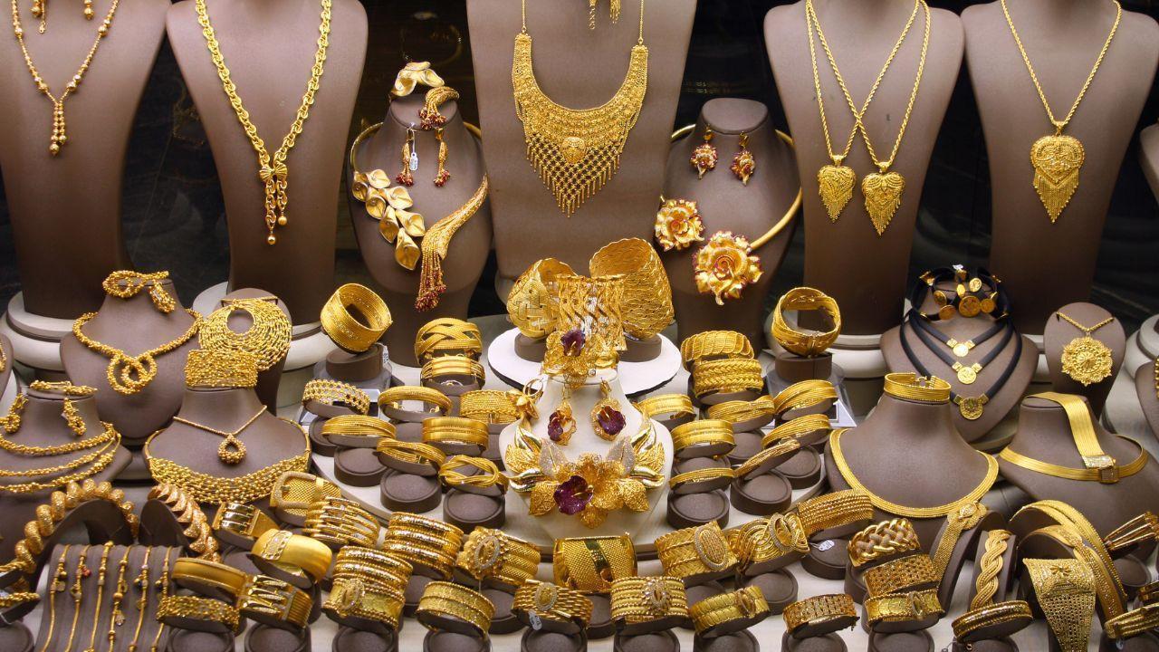 Dubai Gold Prices Dip as US Data Delays Rate Cut