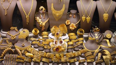 Dubai Gold Prices Dip as US Data Delays Rate Cut