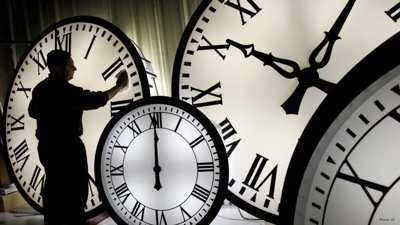 US Clocks Spring Forward Sunday, Daylight Saving Debate Grows
