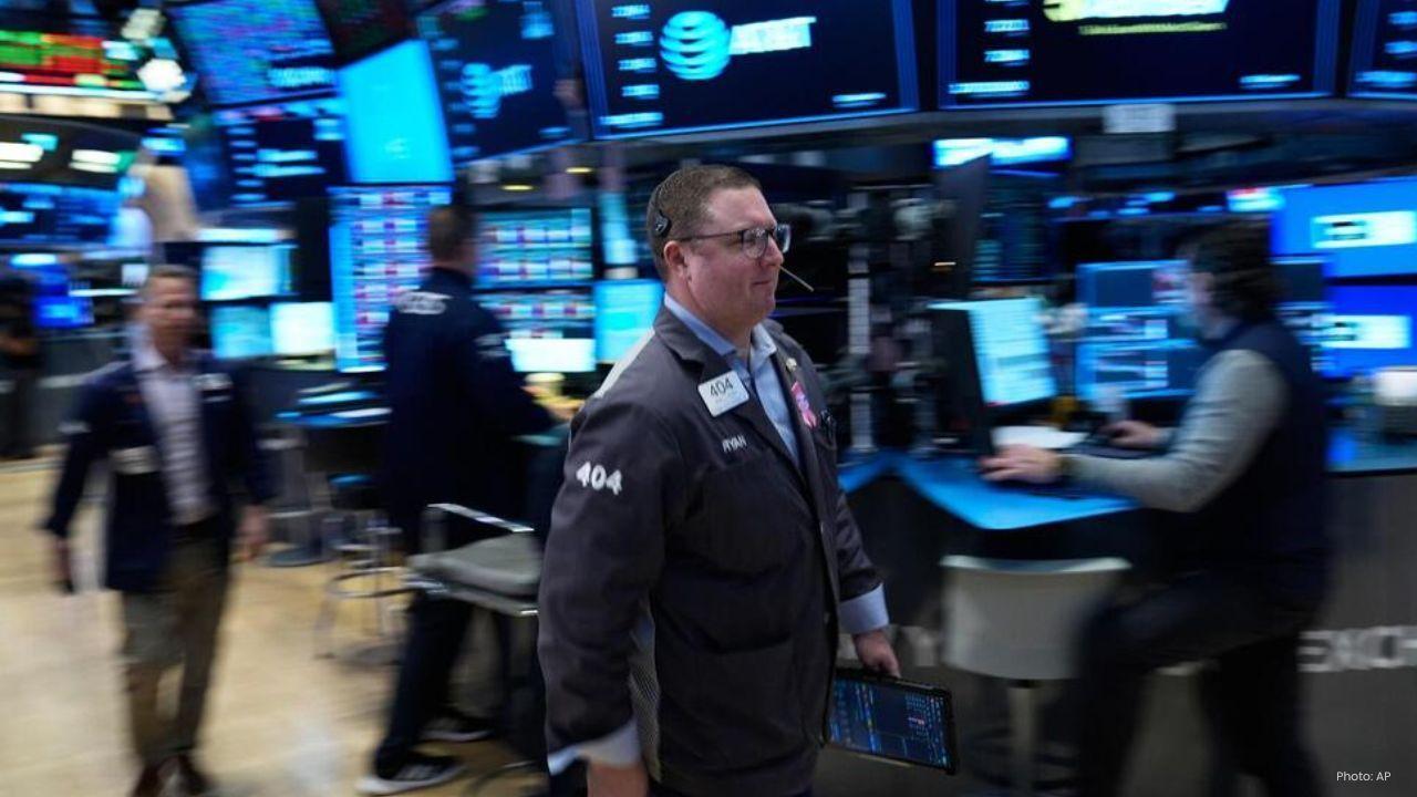 Wall Street Falls as Oil Hits $100 Amid Iran Conflict Surge