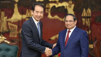 Vietnam and China: Strengthening Ties at Diplomatic Meeting