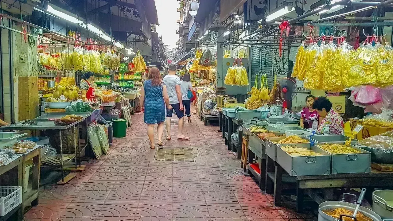 Japanese Indices Climb as Oil Prices Decline Amid Peace Prospects