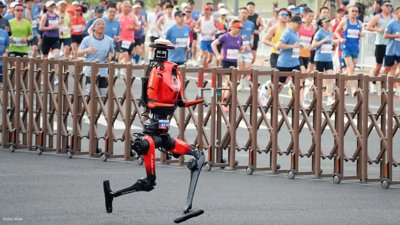 Record-Setting Humanoid Robot Dominates Half Marathon in Beijing