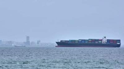 Global Concerns Rise Over Strait of Hormuz as Iran and US Increase Tensions