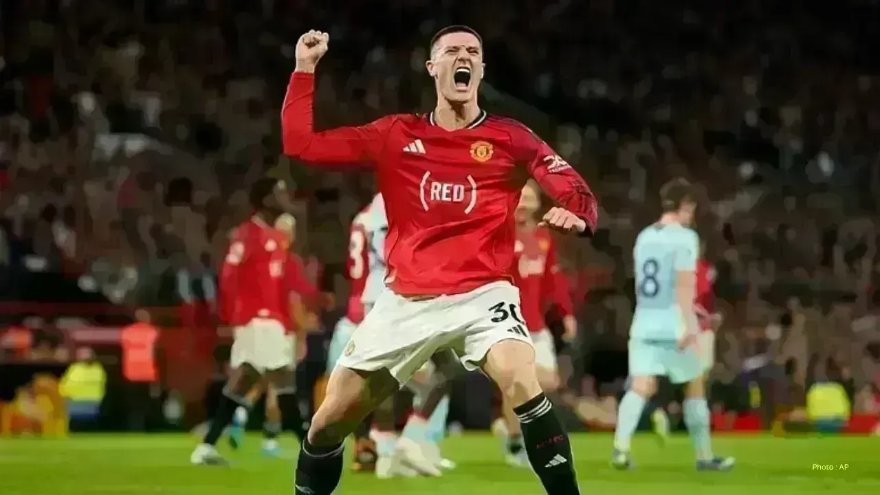 Manchester United Triumph Over Brentford 2-1 in Premier League Clash