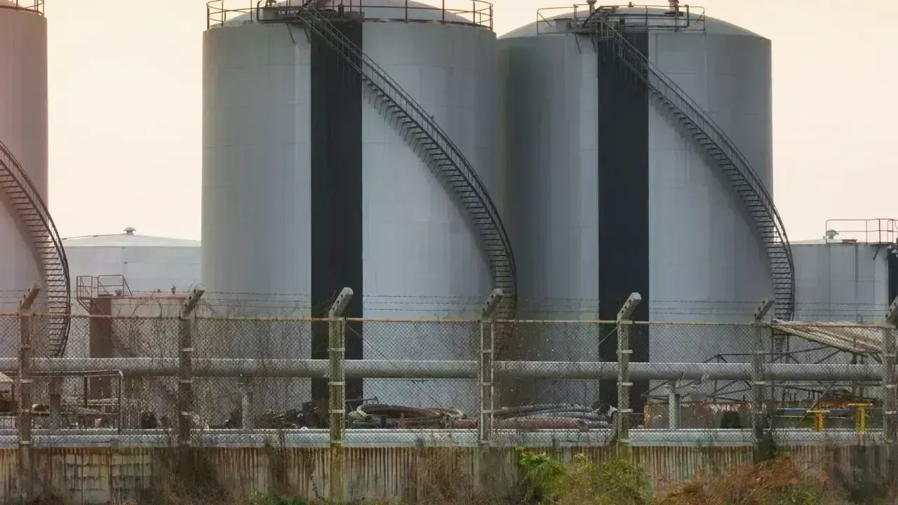 Karachi Faces Gas Shortage: Residents Resort to Balloon Storage