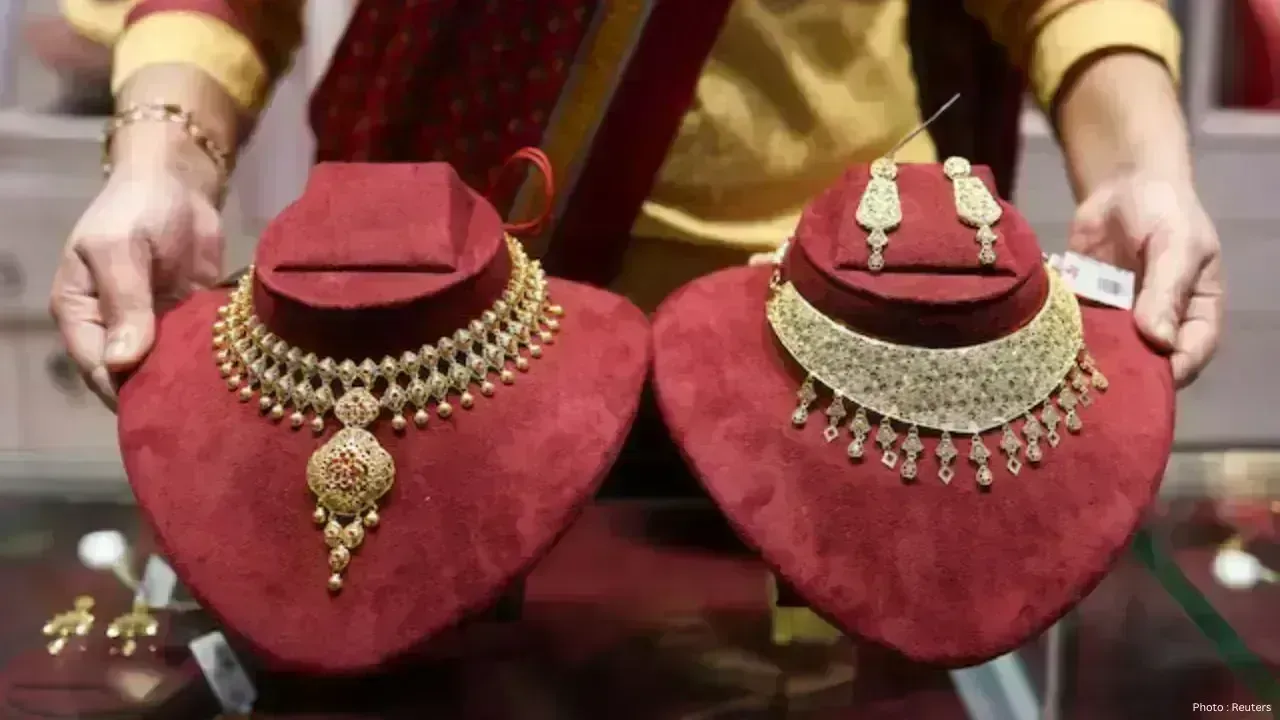 Gold Prices Edge Up from Monthly Low Amid Inflation Concerns